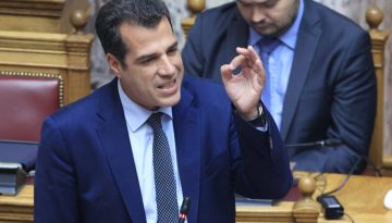 &Tau;&omicron; &Mu;&alpha;&xi;ί&mu;&omicron;&upsilon; έ&sigma;&tau;&epsilon;&iota;&lambda;&epsilon;&hellip; &mu;&epsilon;&tau;&alpha;&nu;ά&sigma;&tau;&eta; &sigma;&tau;&alpha; &delta;&epsilon;&xi;&iota;ά &tau;&omicron;&nu; &Theta;. &Pi;&lambda;&epsilon;ύ&rho;&eta;
