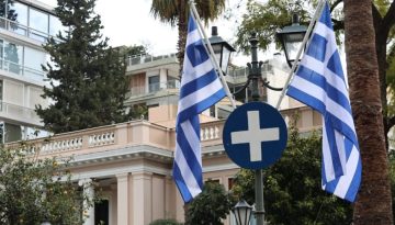 Το Μαξίμου βάζει τέλος στις συζητήσεις για πρόωρες εκλογές, αλλά τα αντίθετα σενάρια φουντώνουν
