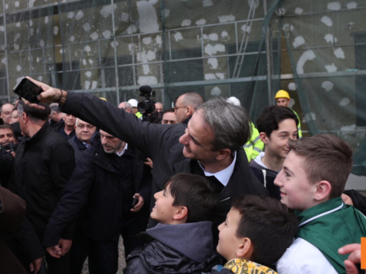 Το… χαλαρό βίντεο Μητσοτάκη από τη Θεσσαλονίκη με παραλειπόμενα: Η συνάντηση με τους μαθητές από την Αθήνα, οι selfies