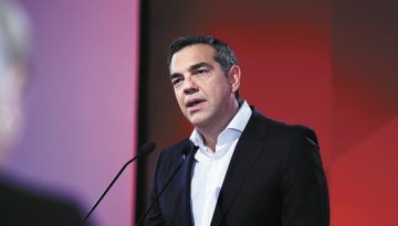 &Tau;&sigma;ί&pi;&rho;&alpha;&sigmaf; &sigma;&tau;&eta;&nu; &Alpha;&lambda;&epsilon;&xi;&alpha;&nu;&delta;&rho;&omicron;ύ&pi;&omicron;&lambda;&eta;: &Eta; &pi;&alpha;&rho;έ&mu;&beta;&alpha;&sigma;&eta; &gamma;&iota;&alpha; &Iota;&rho;ά&nu;, &tau;&alpha; &pi;&upsilon;&rho;ά &sigma;&tau;&omicron;&nu; &laquo;&gamma;&epsilon;&lambda;&omega;&tau;&omicron;&pi;&omicron;&iota;ό &tau;&omicron;&upsilon; &beta;&alpha;&sigma;&iota;&lambda;&iota;ά&raquo;