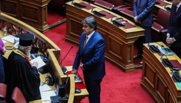 Βαγγέλης Γιαννακούρας: Ορκίστηκε βουλευτής του ΠΑΣΟΚ στη θέση του Οδυσσέα Κωνσταντινόπουλο