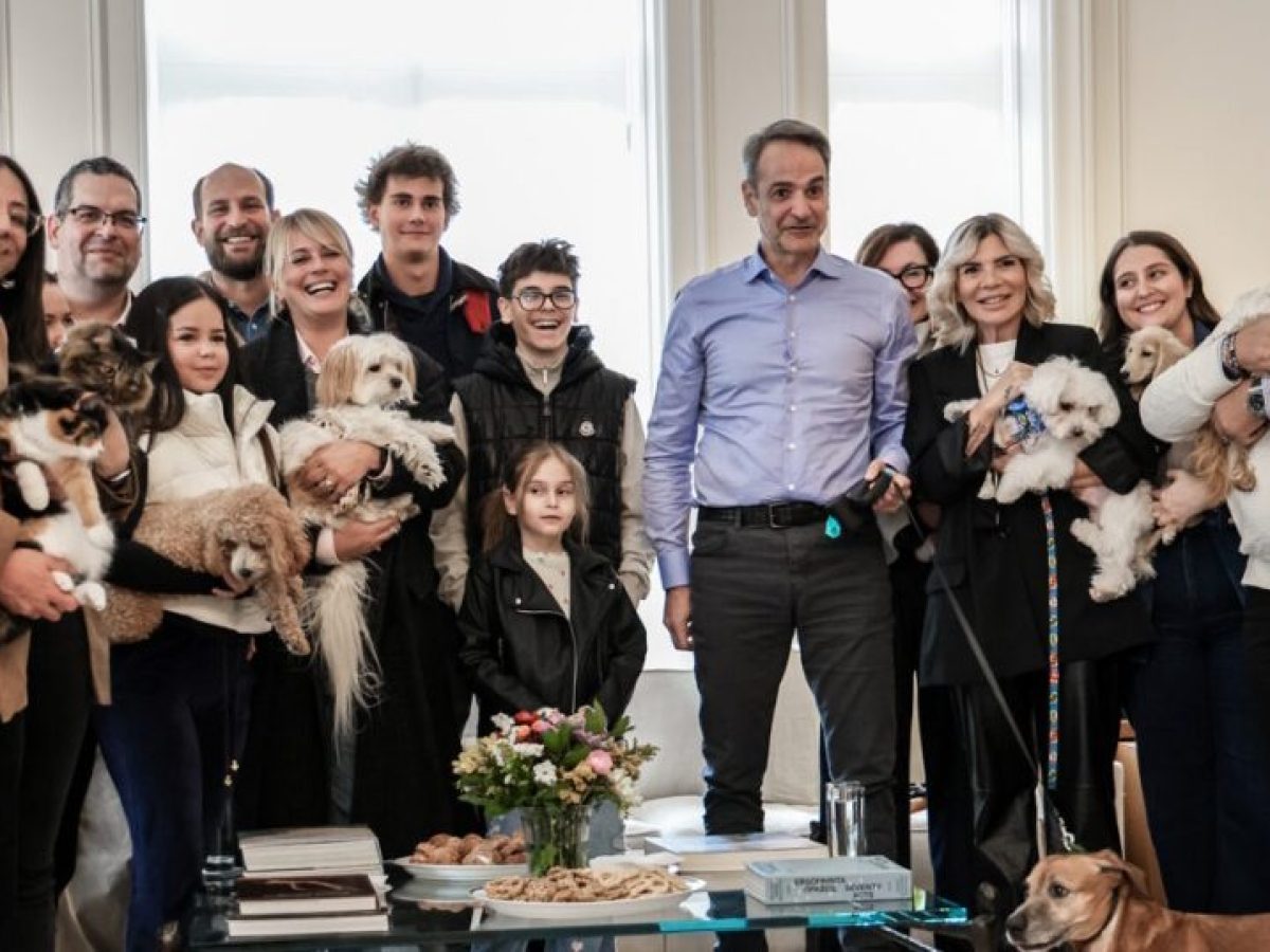 Βίντεο Μητσοτάκη από τη συνάντηση με τους επαναπατρισθέντες από τη Μέση Ανατολή με τα ζώα συντροφιάς τους