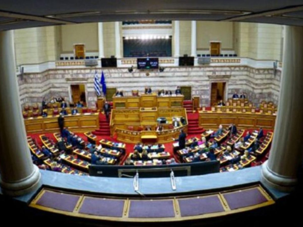 Βουλή: Υπερψηφίστηκε το νομοσχέδιο για τις Μεταφορές – Τι αλλάζει σε συγκοινωνίες, ταξί και πρόστιμα