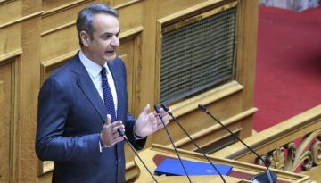 Βουλή: Ο Μητσοτάκης πέταξε το… μπαλάκι στον Ανδρουλάκη με αντιπρόταση για την τριεδρική