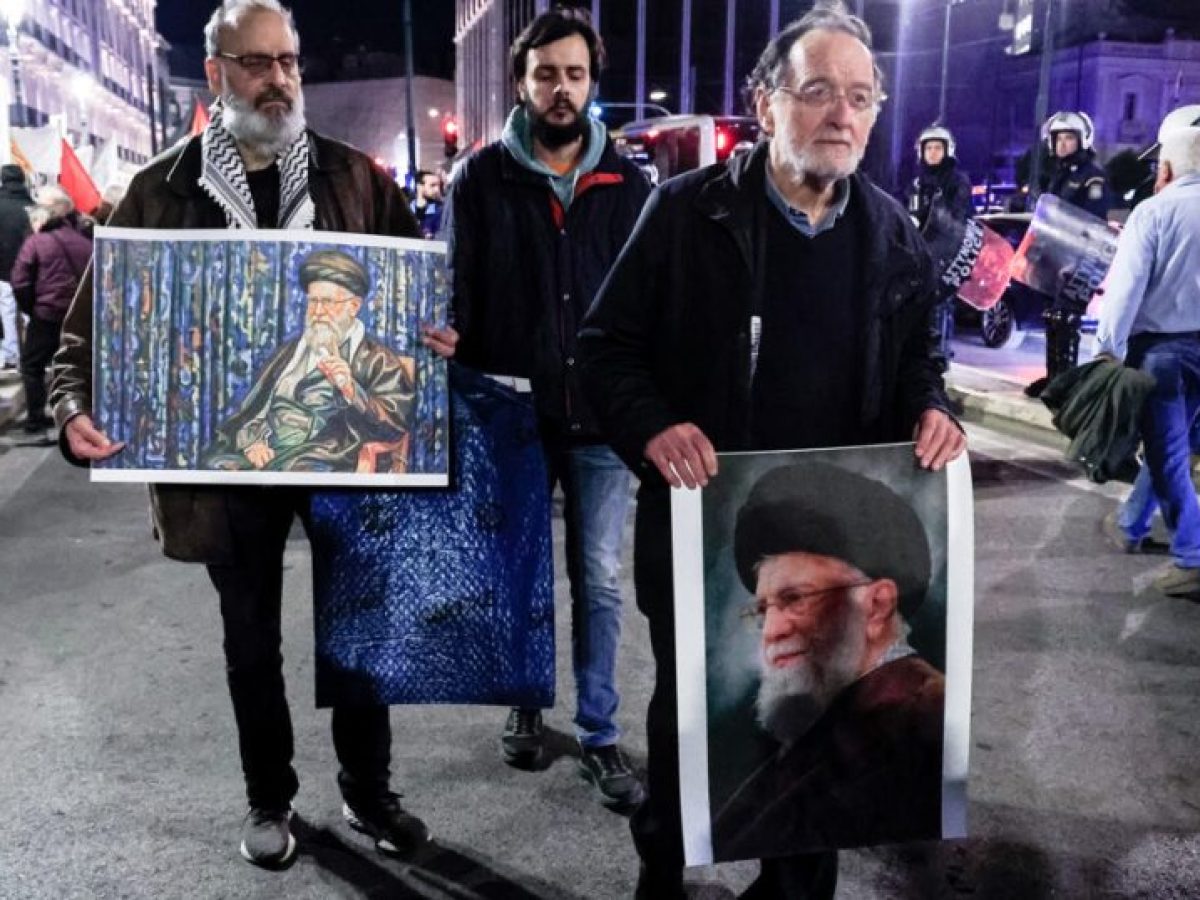 Ξεσπά ο φωτορεπόρτερ που απαθανάτισε τον Λαφαζάνη με το πορτρέτο του Χαμενεΐ