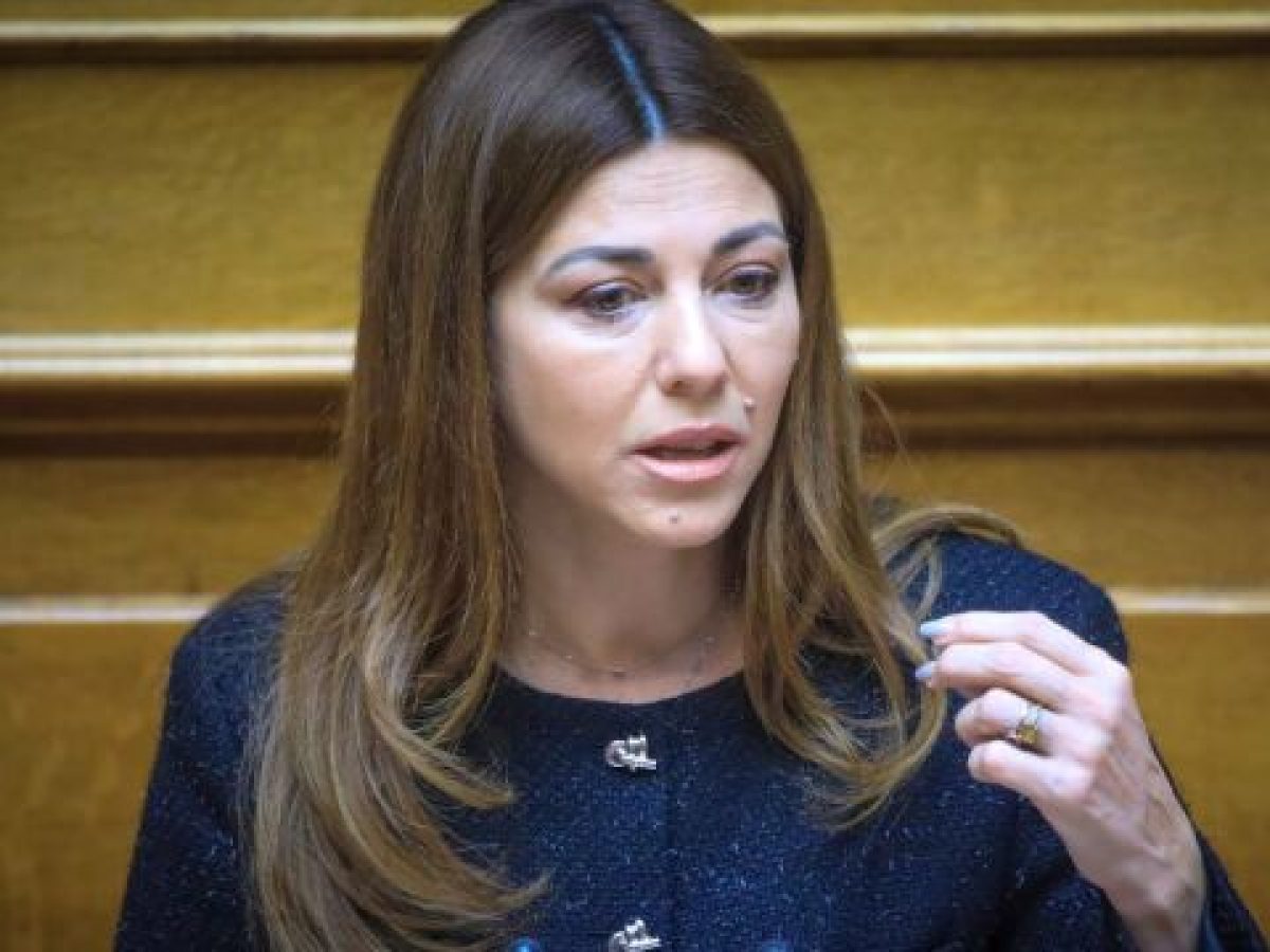 Ζαχαράκη: Τα σχολεία δεν είναι ζούγκλα – Έχει διαταχθεί ΕΔΕ μετά τον θάνατο της 57χρονης εκπαιδευτικού