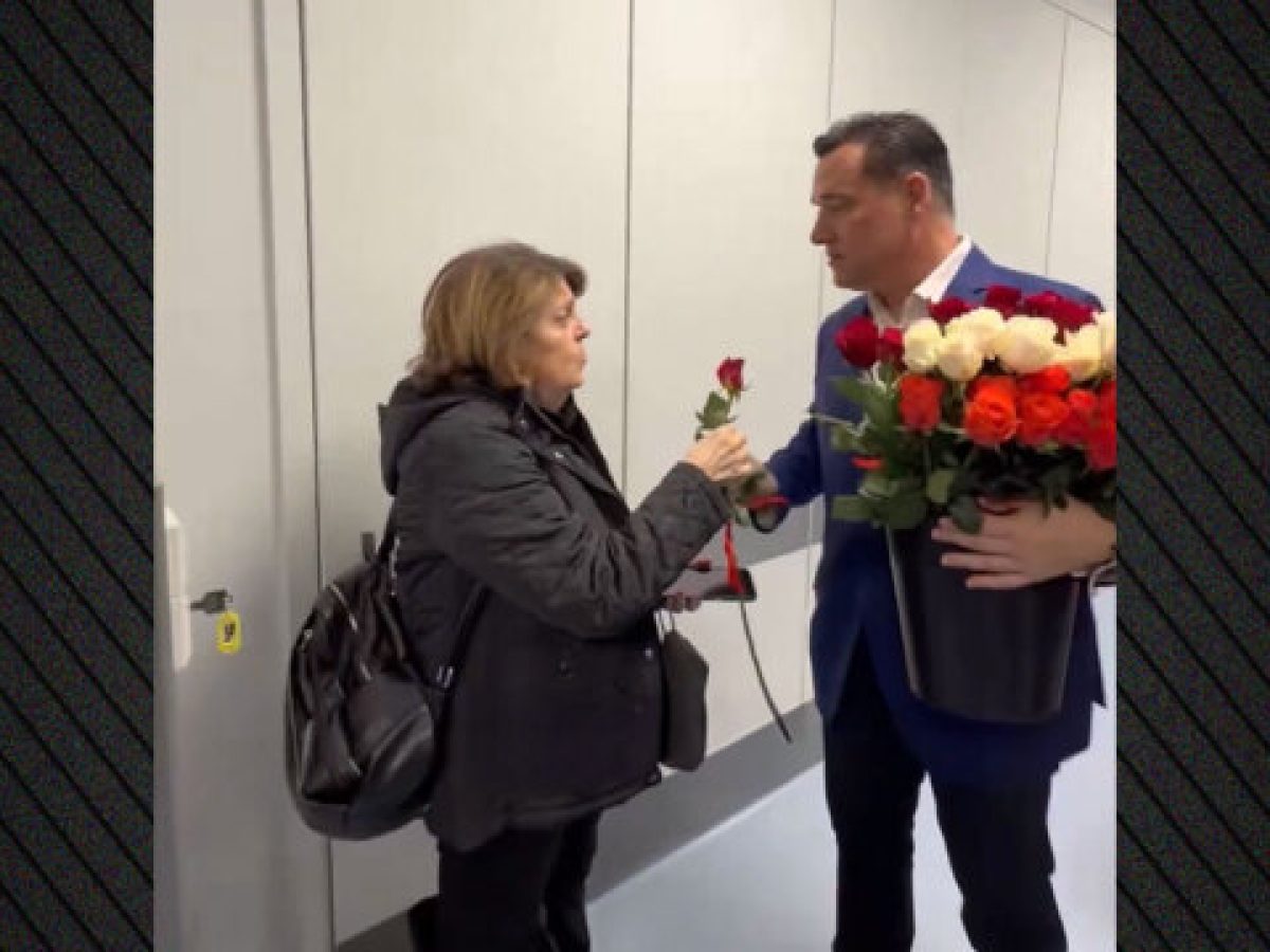 Άδωνις Γεωργιάδης: Επισκέφτηκε το νοσοκομείο «Ερυθρός Σταυρός» και μοίρασε τριαντάφυλλα στις γυναίκες