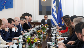 Αγωνία για τις διεθνείς εξελίξεις, αγώνας δρόμου για τα εσωτερικά μέτωπα