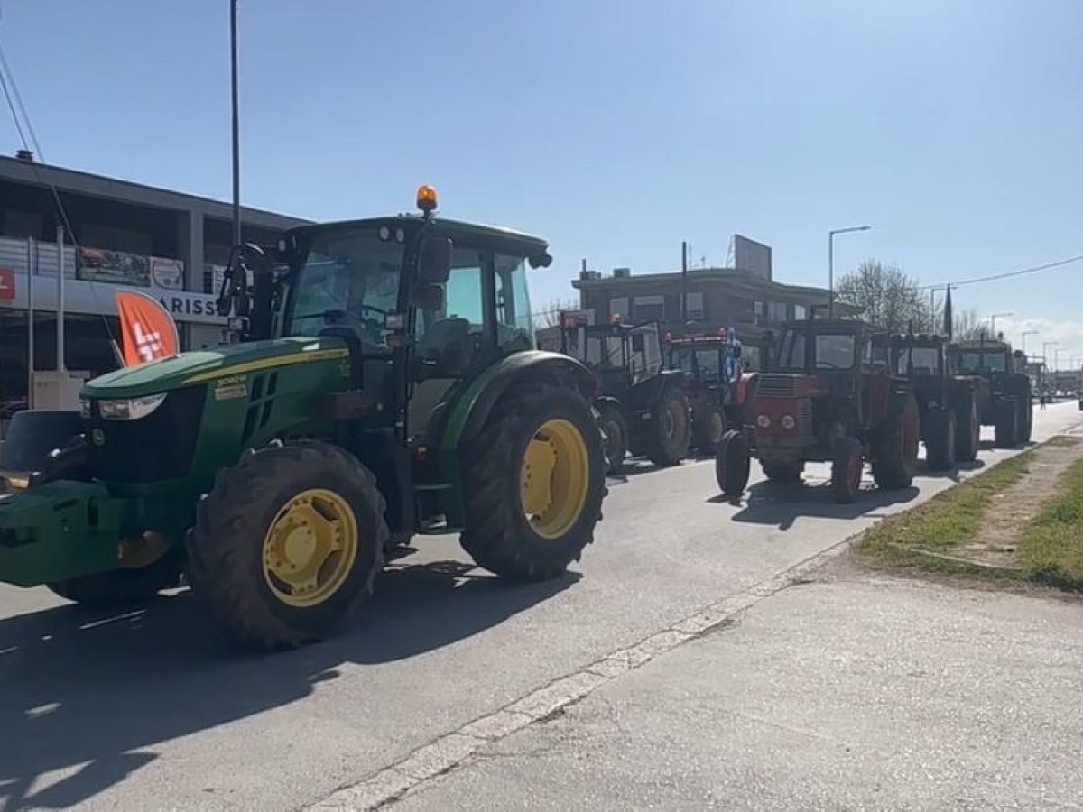 Αγρότες με τρακτέρ στη Λάρισα έξω από τον χώρο του Προσυνεδρίου της ΝΔ – Δέχθηκε να δει αντιπροσωπεία τους ο πρωθυπουργός