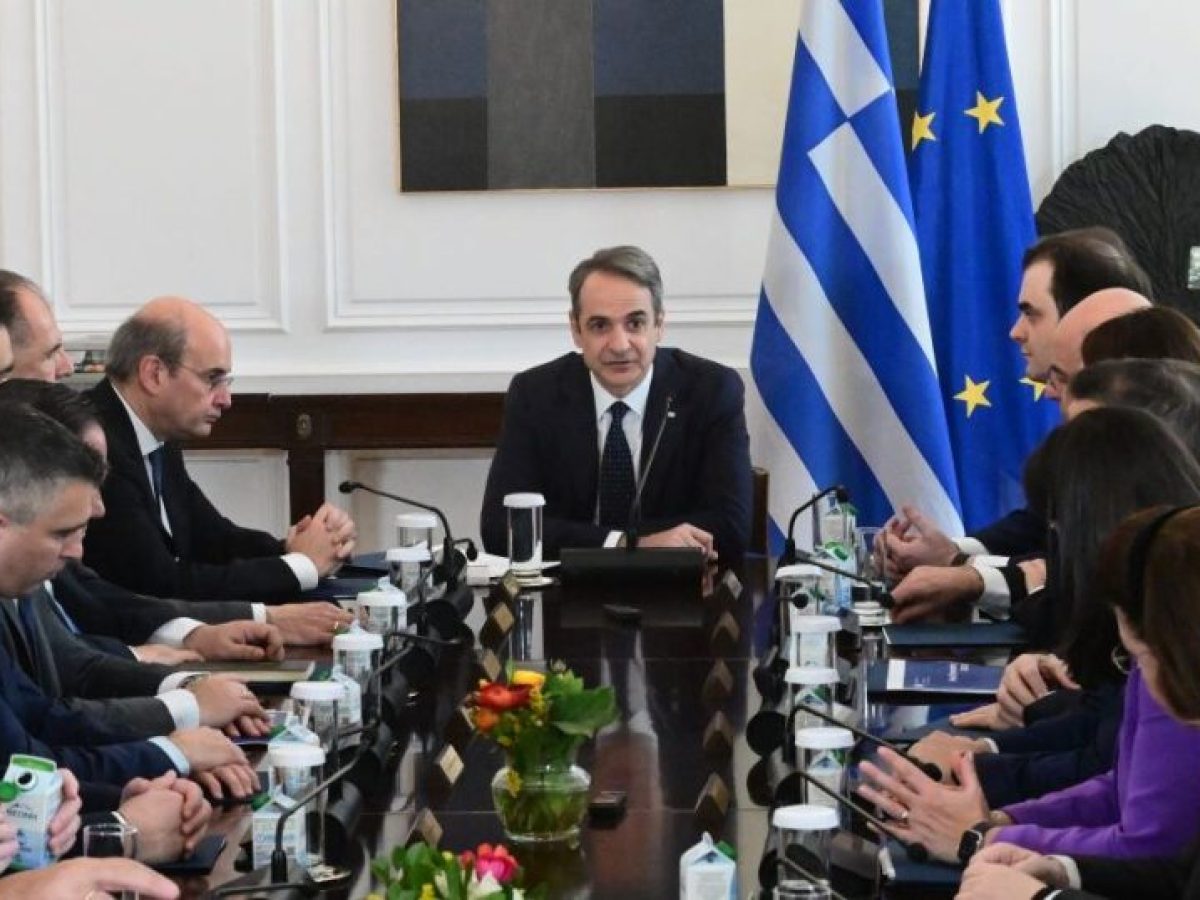 Ακρίβεια, ΟΠΕΚΕΠΕ 2 και υποκλοπές: Μπροστά σε τρια ναρκοπέδια η κυβέρνηση