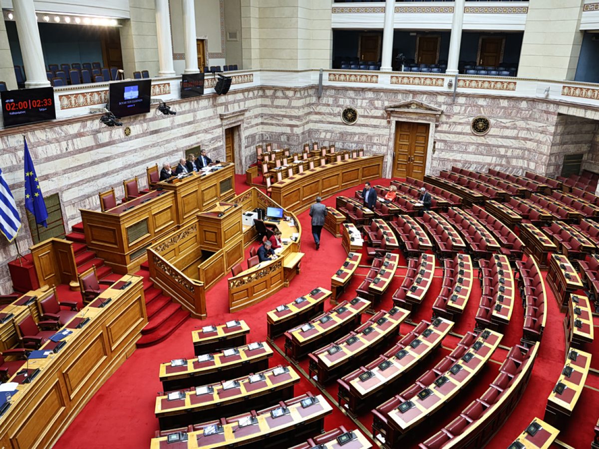 Ανάφλεξη στο πολιτικό σκηνικό: Ο Γεραπετρίτης ενημερώνει κόμματα για Ιράν – Τη βουλή ενημερώνει ο πρωθυπουργός