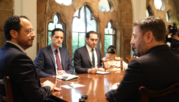 Ανδρουλάκης από Λευκωσία: “Καμία εμπλοκή στον πόλεμο” – Πιέζει για διπλωματική αντεπίθεση της ΕΕ