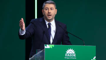Ανδρουλάκης στο Συνέδριο του ΠΑΣΟΚ: «Εκτός πραγματικότητας τα σενάρια συνεργασίας με τη ΝΔ»