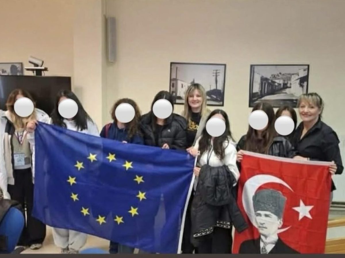 Απαράδεκτο! Η αντιδήμαρχος Ελασσόνας πόζαρε με τουρκική σημαία και τον Κεμάλ μέσα στο Δημαρχείο