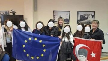 Απαράδεκτο! Η αντιδήμαρχος Ελασσόνας πόζαρε με τουρκική σημαία και τον Κεμάλ μέσα στο Δημαρχείο
