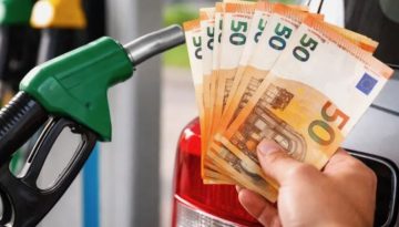 Από μία τσέπη βγαίνει “fuel pass”, στην άλλη μπαίνει φόρος