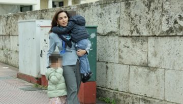 Αποκλειστικό: Η υπουργός Τουρισμού Όλγα Κεφαλογιάννη με τα δίδυμα παιδιά της στη μαθητική παρέλαση της 25ης Μαρτίου στο Σ