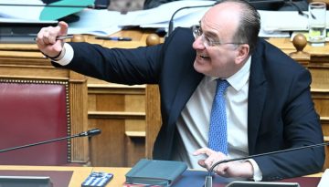 &laquo;Ά&lambda;&lambda;&alpha; &alpha;&nu;&tau;&rsquo; ά&lambda;&lambda;&omega;&nu;&raquo; &omicron; &Mu;&alpha;&kappa;ά&rho;&iota;&omicron;&sigmaf; &gamma;&iota;&alpha; &tau;&omicron; &pi;&tau;&upsilon;&chi;ί&omicron; &ndash; &alpha;ί&nu;&iota;&gamma;&mu;&alpha; (&delta;&epsilon;ί&tau;&epsilon; &beta;ί&nu;&tau;&epsilon;&omicron;)