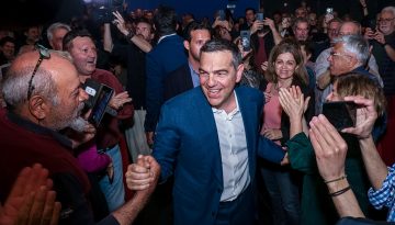&Alpha;&lambda;έ&xi;&eta;&sigmaf; &Tau;&sigma;ί&pi;&rho;&alpha;&sigmaf;: &laquo;&Epsilon;&nu;ώ&nu;&omicron;&upsilon;&mu;&epsilon; &delta;&upsilon;&nu;ά&mu;&epsilon;&iota;&sigmaf; &gamma;&iota;&alpha; &nu;&alpha; &alpha;&lambda;&lambda;ά&xi;&omicron;&upsilon;&mu;&epsilon; &tau;&eta;&nu; &Epsilon;&lambda;&lambda;ά&delta;&alpha; &kappa;&alpha;&iota; &theta;&alpha; &tau;&eta;&nu; &alpha;&lambda;&lambda;ά&xi;&omicron;&upsilon;&mu;&epsilon;&raquo;