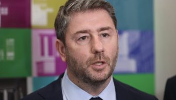 &Alpha;&nu;&delta;&rho;&omicron;&upsilon;&lambda;ά&kappa;&eta;&sigmaf;: &laquo;&Eta; &pi;&alpha;&tau;&rho;ί&delta;&alpha; &chi;&rho;&epsilon;&iota;ά&zeta;&epsilon;&tau;&alpha;&iota; &epsilon;&pi;&alpha;&nu;&epsilon;&kappa;&kappa;ί&nu;&eta;&sigma;&eta;&raquo; &ndash; &Tau;&omicron; &pi;&alpha;&sigma;&chi;&alpha;&lambda;&iota;&nu;ό &mu;ή&nu;&upsilon;&mu;ά &tau;&omicron;&upsilon;