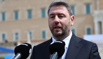 &Alpha;&nu;&delta;&rho;&omicron;&upsilon;&lambda;ά&kappa;&eta;&sigmaf;: &laquo;&Eta; &pi;&alpha;&tau;&rho;ί&delta;&alpha; &mu;&alpha;&sigmaf; &chi;&rho;&epsilon;&iota;ά&zeta;&epsilon;&tau;&alpha;&iota; &epsilon;&pi;&alpha;&nu;&epsilon;&kappa;&kappa;ί&nu;&eta;&sigma;&eta;&raquo;