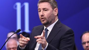 &Alpha;&nu;&delta;&rho;&omicron;&upsilon;&lambda;ά&kappa;&eta;&sigmaf; &sigma;&tau;&omicron; &Phi;ό&rho;&omicron;&upsilon;&mu; &tau;&omega;&nu; &Delta;&epsilon;&lambda;&phi;ώ&nu;: &laquo;&Pi;&omicron;&lambda;&iota;&tau;&iota;&kappa;ή &alpha;&lambda;&lambda;&alpha;&gamma;ή &gamma;&iota;&alpha; &nu;&alpha; &gamma;ί&nu;&omicron;&upsilon;&mu;&epsilon; &mu;&iota;&alpha; &chi;ώ&rho;&alpha; &mu;&epsilon; &kappa;&rho;ά&tau;&omicron;&sigmaf; &delta;&iota;&kappa;&alpha;ί&omicron;&upsilon;&raquo;