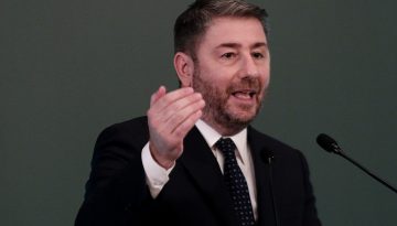 &Alpha;&nu;&delta;&rho;&omicron;&upsilon;&lambda;ά&kappa;&eta;&sigmaf;: &laquo;&Tau;&omicron;&nu; &Mu;&pi;&omicron;&mu;&pi; &Nu;&tau;ί&lambda;&alpha;&nu; &tau;&omicron;&nu; &alpha;&kappa;&omicron;ύ&gamma;&alpha;&mu;&epsilon; ό&lambda;&omicron;&iota; &mu;&alpha;&sigmaf;, &omicron; &kappa;. &Nu;&tau;ί&lambda;&iota;&alpha;&nu; ή&theta;&epsilon;&lambda;&epsilon; &nu;&alpha; &mu;&alpha;&sigmaf; &alpha;&kappa;&omicron;ύ&epsilon;&iota; ό&lambda;&omicron;&upsilon;&sigmaf;&raquo;