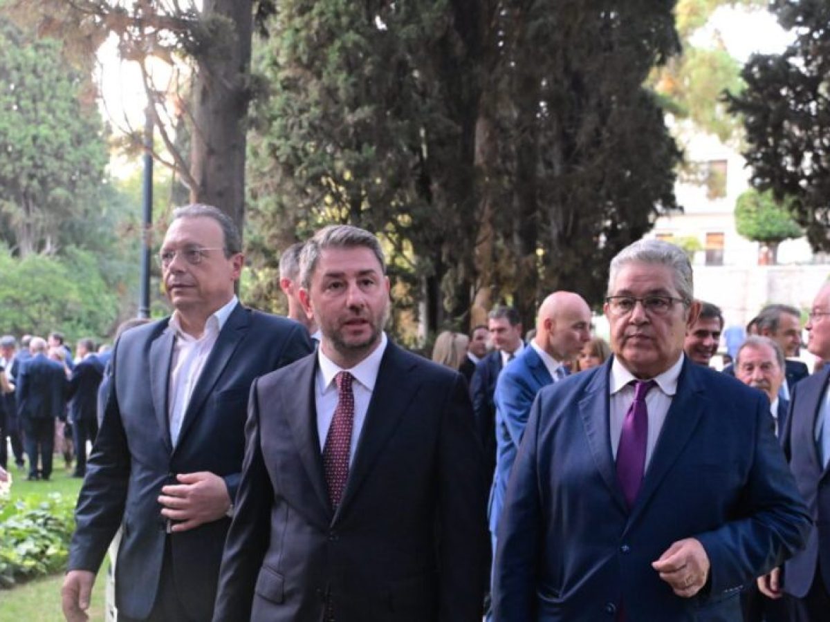 &Alpha;&nu;&tau;&iota;&pi;&omicron;&lambda;ί&tau;&epsilon;&upsilon;&sigma;&eta; &gamma;&iota;&alpha; &delta;&iota;ά&gamma;&gamma;&epsilon;&lambda;&mu;&alpha; &Mu;&eta;&tau;&sigma;&omicron;&tau;ά&kappa;&eta;: &laquo;Ά&lambda;&lambda;&omicron; &nu;&alpha; &upsilon;&pi;&eta;&rho;&epsilon;&tau;&epsilon;ί&sigmaf; &tau;&omicron;&nu; &lambda;&alpha;ό, &kappa;&alpha;&iota; ά&lambda;&lambda;&omicron; &nu;&alpha; &sigma;&upsilon;&nu;&tau;&eta;&rho;&epsilon;ί&sigmaf; &tau;&eta; &delta;&iota;&alpha;&phi;&theta;&omicron;&rho;ά&raquo;