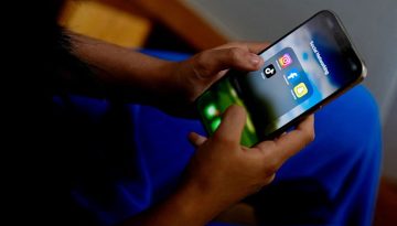 &Alpha;&pi;&alpha;&gamma;ό&rho;&epsilon;&upsilon;&sigma;&eta; social media: &Pi;&omicron;&iota;&epsilon;&sigmaf; &epsilon;&phi;&alpha;&rho;&mu;&omicron;&gamma;έ&sigmaf; &kappa;ό&beta;&omicron;&nu;&tau;&alpha;&iota; &sigma;&tau;&omicron;&upsilon;&sigmaf; &kappa;ά&tau;&omega; &tau;&omega;&nu; 15 &ndash; &laquo;&Alpha;&nu;&alpha;&gamma;&kappa;&alpha;ί&alpha; &kappa;&alpha;&iota; &kappa;&rho;ί&sigma;&iota;&mu;&eta; &pi;&alpha;&rho;έ&mu;&beta;&alpha;&sigma;&eta;&raquo;