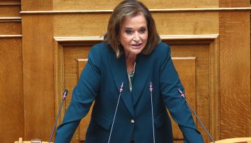 21&eta; &Alpha;&pi;&rho;&iota;&lambda;ί&omicron;&upsilon; 1967: &Eta; &Nu;&tau;ό&rho;&alpha; &Mu;&pi;&alpha;&kappa;&omicron;&gamma;&iota;ά&nu;&nu;&eta; &theta;&upsilon;&mu;ά&tau;&alpha;&iota; &tau;&eta; &sigma;ύ&lambda;&lambda;&eta;&psi;&eta; &tau;&omicron;&upsilon; &pi;&alpha;&tau;έ&rho;&alpha; &tau;&eta;&sigmaf; &ndash; &Phi;&omega;&tau;&omicron;&gamma;&rho;&alpha;&phi;ί&alpha; &nu;&tau;&omicron;&kappa;&omicron;&upsilon;&mu;έ&nu;&tau;&omicron;