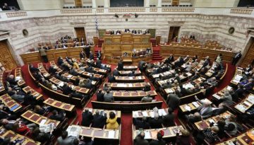 Aσυμβίβαστο υπουργού-βουλευτή: Να δούμε και τη μείωση του αριθμού των βουλευτών, λέει ο Μαρινάκης