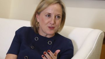 FT: Παραίτηση της Πρέσβειρας των ΗΠΑ στην Κύπρο – Γιατί διαφώνησε με Τραμπ;