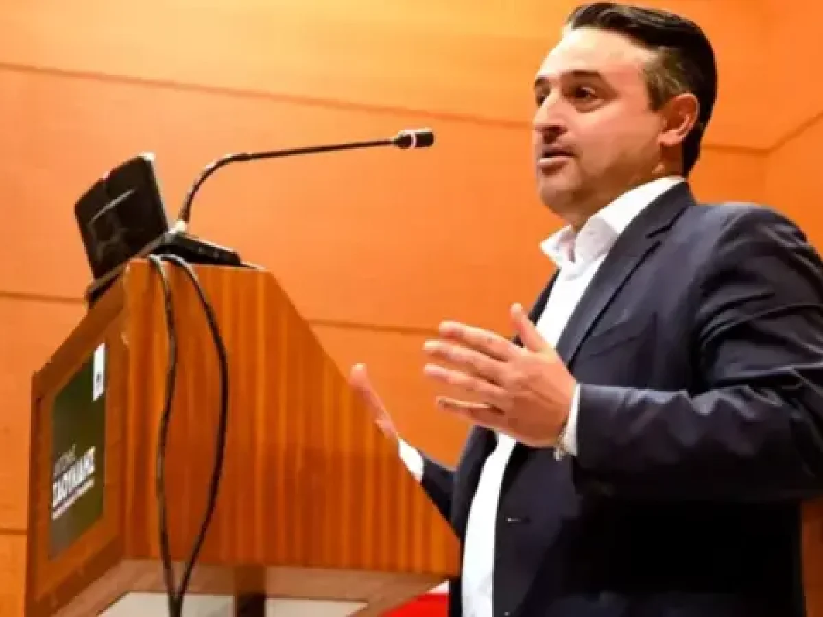 H &sigma;ύ&sigma;&kappa;&epsilon;&psi;&eta; &sigma;&tau;&epsilon;&lambda;&epsilon;&chi;ώ&nu; &sigma;&tau;&eta;&nu; &Alpha;&mu;&alpha;&lambda;ί&alpha;&sigmaf; &gamma;&iota;&alpha; &tau;&omicron; &kappa;ό&mu;&mu;&alpha; &Tau;&sigma;ί&pi;&rho;&alpha; &kappa;&alpha;&iota; &eta; &pi;&alpha;&rho;&omicron;&upsilon;&sigma;ί&alpha; &Sigma;&alpha;&omicron;&upsilon;&lambda;ί&delta;&eta; &mu;&epsilon;&tau;ά &tau;&eta;&nu; &pi;&alpha;&rho;&alpha;ί&tau;&eta;&sigma;ή &tau;&omicron;&upsilon; &alpha;&pi;ό &tau;&omicron; &Pi;&Alpha;&Sigma;&Omicron;&Kappa;