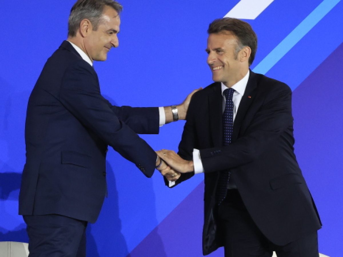 Politico: Nέα ευρωομόλογα για επενδύσεις και παράταση στην αποπληρωμή του Ταμείου Ανάκαμψης ζητούν Μακρόν και Μητσοτάκης 