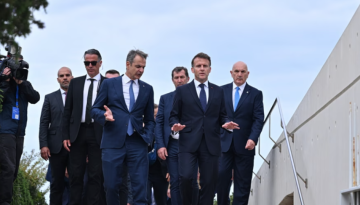 Politico: Μακρόν – Μητσοτάκης ζητούν καθυστέρηση στην αποπληρωμή του χρέους της περιόδου Covid και νέα ευρωομόλογα