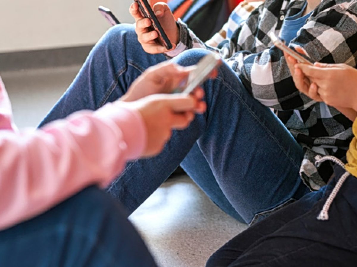 Social media: Σήμερα οι ανακοινώσεις για την απαγόρευση της χρήσης από ανήλικους κάτω των 15 ετών