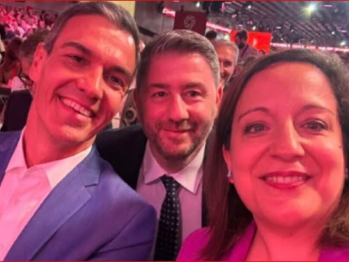 TikTok, σέλφι και η «υπόγα» του Μαξίμου: Σύγκρουση ΝΔ-ΠΑΣΟΚ για το ταξίδι Ανδρουλάκη στη Βαρκελώνη