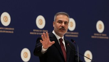 &Chi;&alpha;&kappa;ά&nu; &Phi;&iota;&nu;&tau;ά&nu; &kappa;&alpha;&tau;ά &Epsilon;&lambda;&lambda;ά&delta;&alpha;&sigmaf;, &Kappa;ύ&pi;&rho;&omicron;&upsilon;: &Tau;&iota; &kappa;&rho;ύ&beta;&epsilon;&tau;&alpha;&iota; &pi;ί&sigma;&omega; &alpha;&pi;ό &tau;&iota;&sigmaf; &alpha;&pi;&epsilon;&iota;&lambda;έ&sigmaf; &gamma;&iota;&alpha; &tau;&eta; &sigma;&upsilon;&nu;&epsilon;&rho;&gamma;&alpha;&sigma;ί&alpha; &mu;&epsilon; &tau;&omicron; &Iota;&sigma;&rho;&alpha;ή&lambda;;