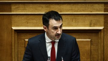 Χαρίτσης: «Θλιβερός, μόνος, αδύναμος» – «Τόσο πειστικός όσο το πτυχίο του Λαζαρίδη»