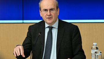 &Chi;&alpha;&tau;&zeta;&eta;&delta;ά&kappa;&eta;&sigmaf; &gamma;&iota;&alpha; &Mu;&upsilon;&lambda;&omega;&nu;ά&kappa;&eta;: &laquo;&Epsilon;ί&mu;&alpha;&sigma;&tau;&epsilon; &sigma;&upsilon;&gamma;&kappa;&lambda;&omicron;&nu;&iota;&sigma;&mu;έ&nu;&omicron;&iota;, έ&gamma;&iota;&nu;&epsilon; &mu;&pi;&rho;&omicron;&sigma;&tau;ά &mu;&alpha;&sigmaf;&raquo;