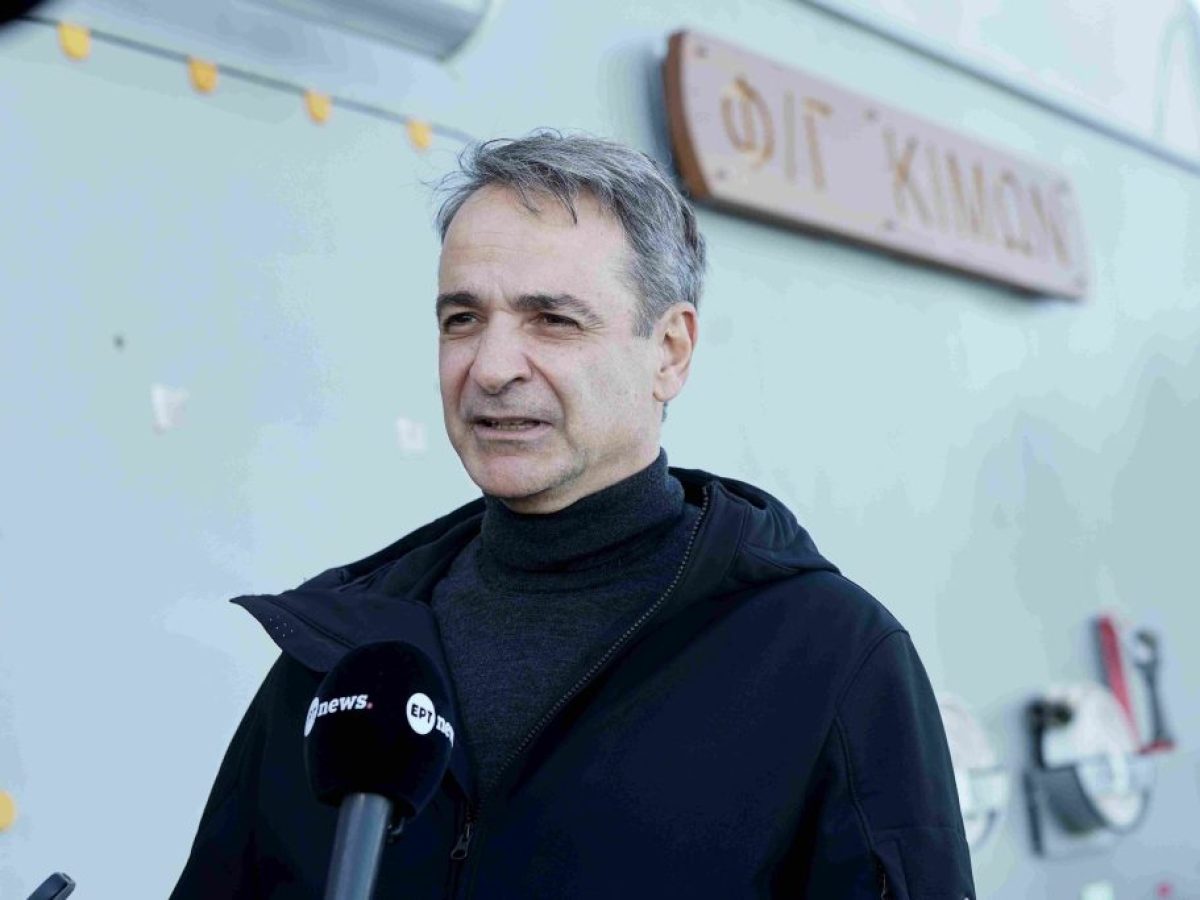 “Χριστός Ανέστη” ευχήθηκε ο Κυρ. Μητσοτάκης αγκαλιά με την Μαρέβα – ΦΩΤΟ