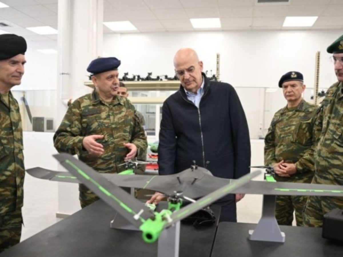 Δένδιας: Πρόοδος στην ανάπτυξη σταθμών παραγωγής drones στο 306 Εργοστάσιο Βάσης Τηλεπικοινωνιών