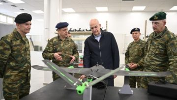 Δένδιας: Πρόοδος στην ανάπτυξη σταθμών παραγωγής drones στο 306 Εργοστάσιο Βάσης Τηλεπικοινωνιών