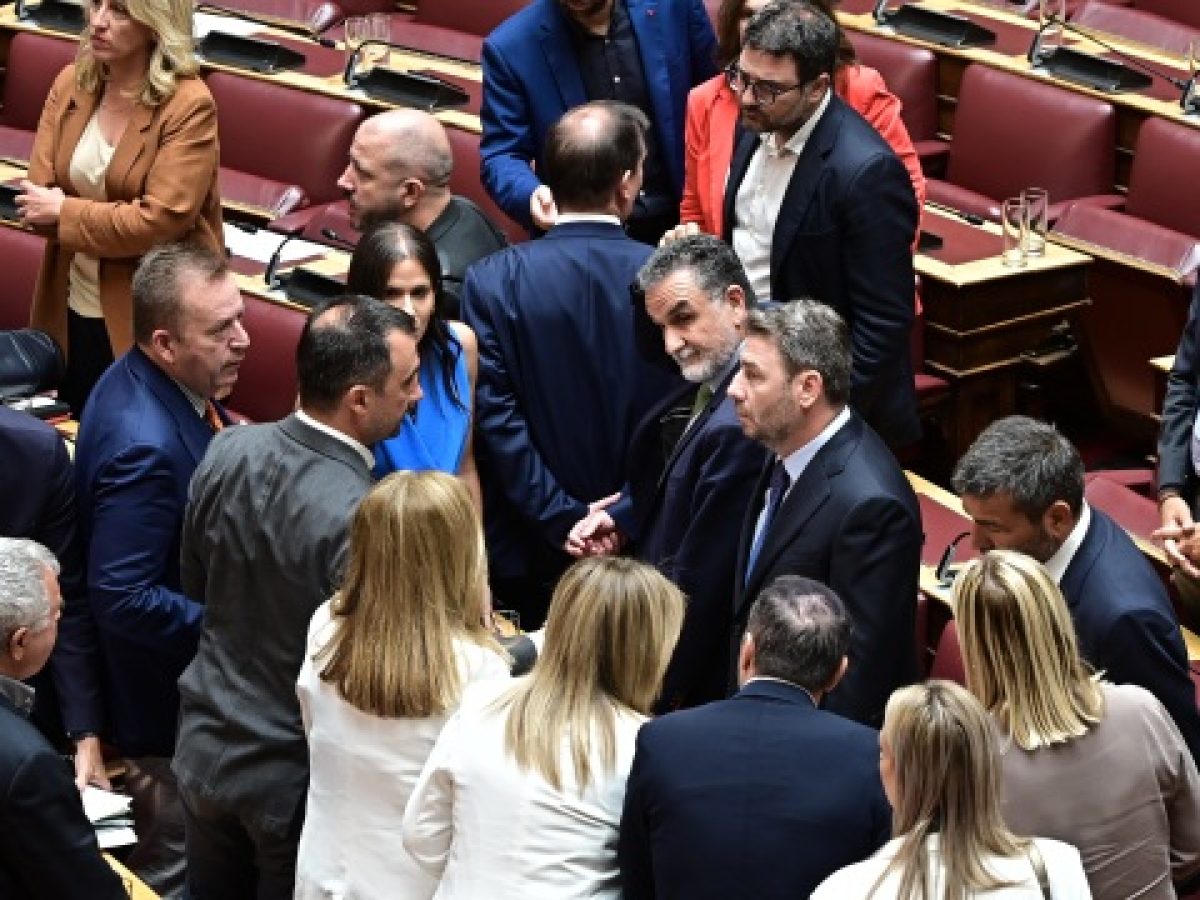 «Διαγωνισμός» μεταγραφών μεταξύ ΠΑΣΟΚ και Τσίπρα: Τα ονόματα που ακούγονται μετά την αποχώρηση της Άννας Παπαδοπούλου