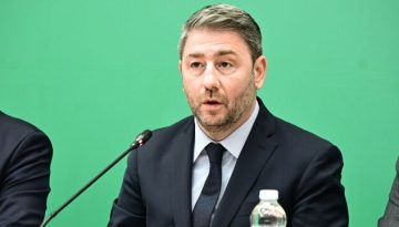 Διεκόπη η συνέντευξη Τύπου του Ανδρουλάκη για τις υποκλοπές λόγω λιποθυμίας κοπέλας