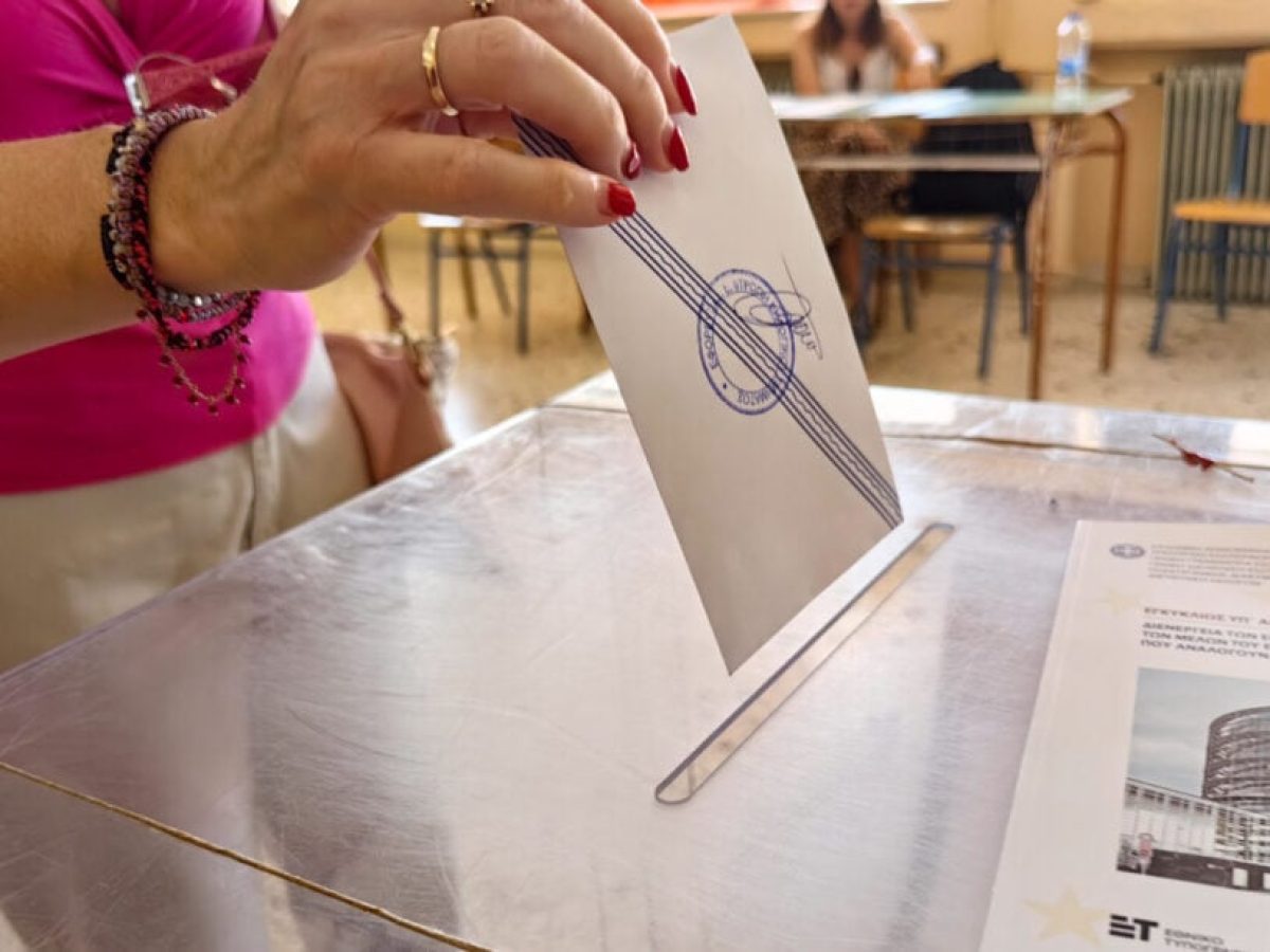 Δημοσκόπηση Metron Analysis: Υποχωρεί στο 28,6% η ΝΔ, στο 15% το ΠΑΣΟΚ