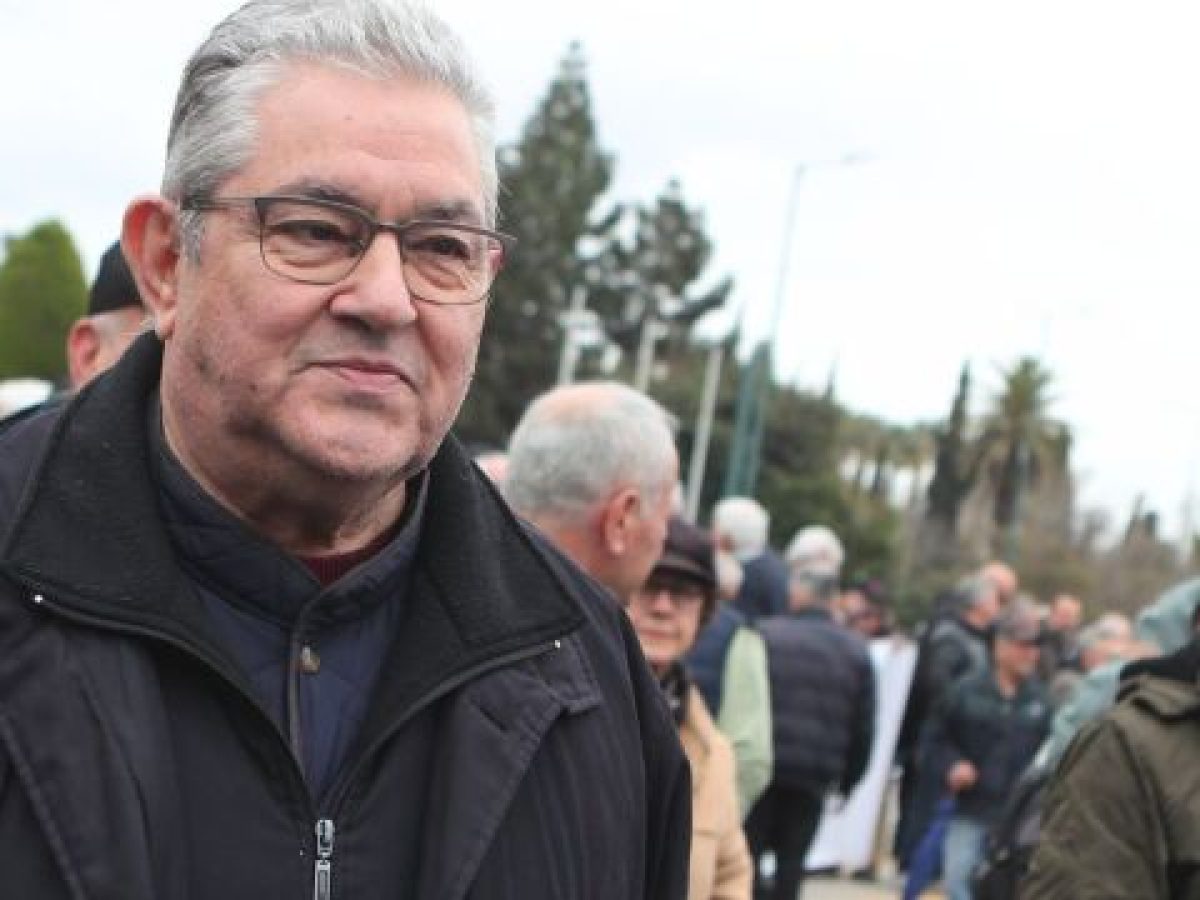 Ευχές Κουτσούμπα για το Πάσχα: “Σε έναν κόσμο που φλέγεται, η λαϊκή σπίθα που σιγοκαίει να γίνει πυρκαγιά