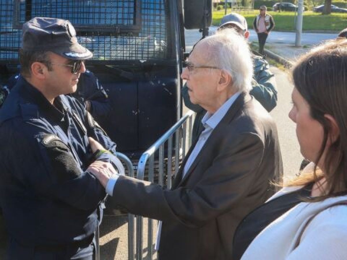 Έξαλλοι Νίκος Κωνσταντόπουλος και Ζωή Κωνσταντοπούλου στη δίκη για τα Τέμπη: “Αρπάχτηκαν” με τους ασ
