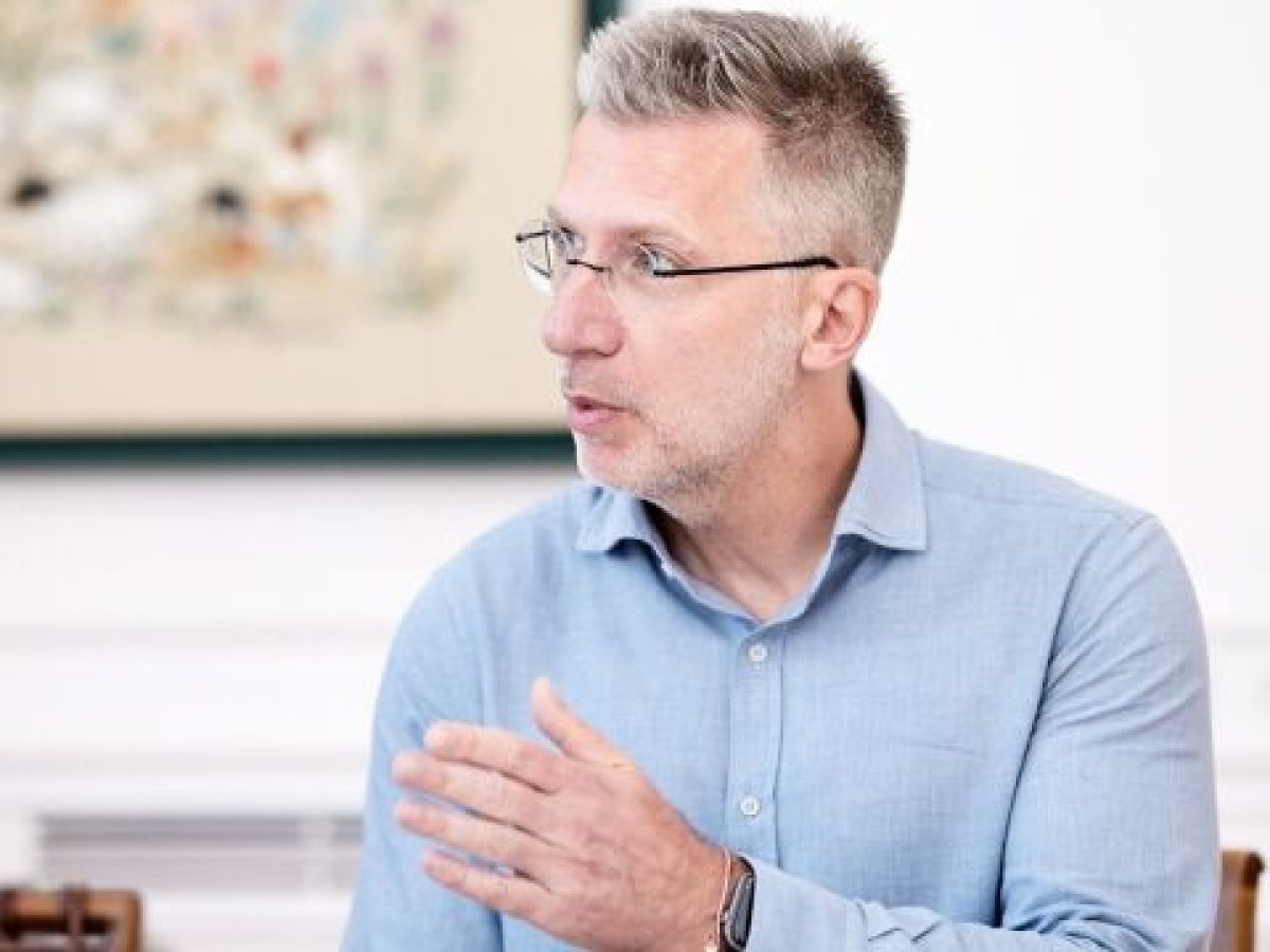 Η ανάρτηση του “ισόβιου” εξωκοινοβουλευτικού υπουργού Σκέρτσου που εξόργισε και τα λάθη του που αυξά