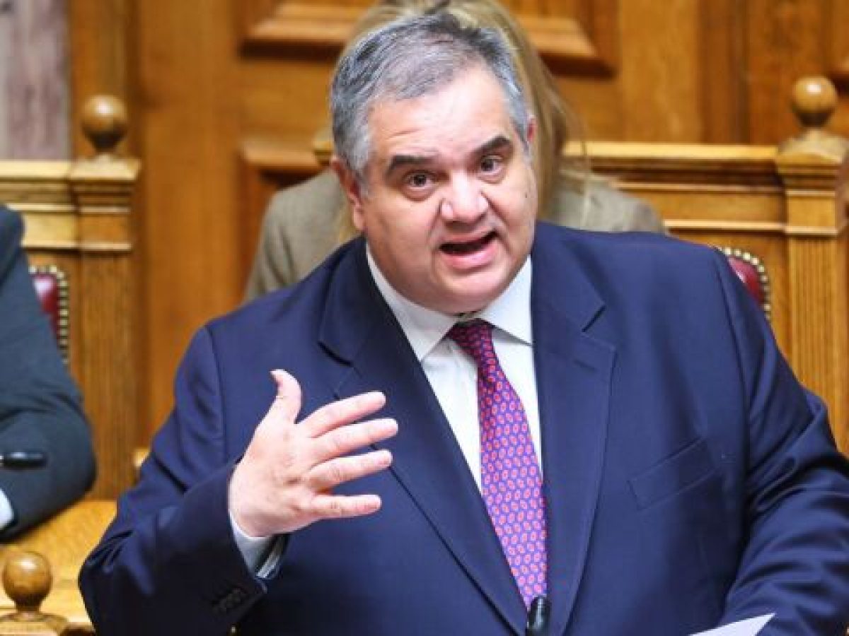 Η βόλτα Σπανάκη στον Φλοίσβο και η συζήτηση με “ανήσυχους” ψηφοφόρους της ΝΔ